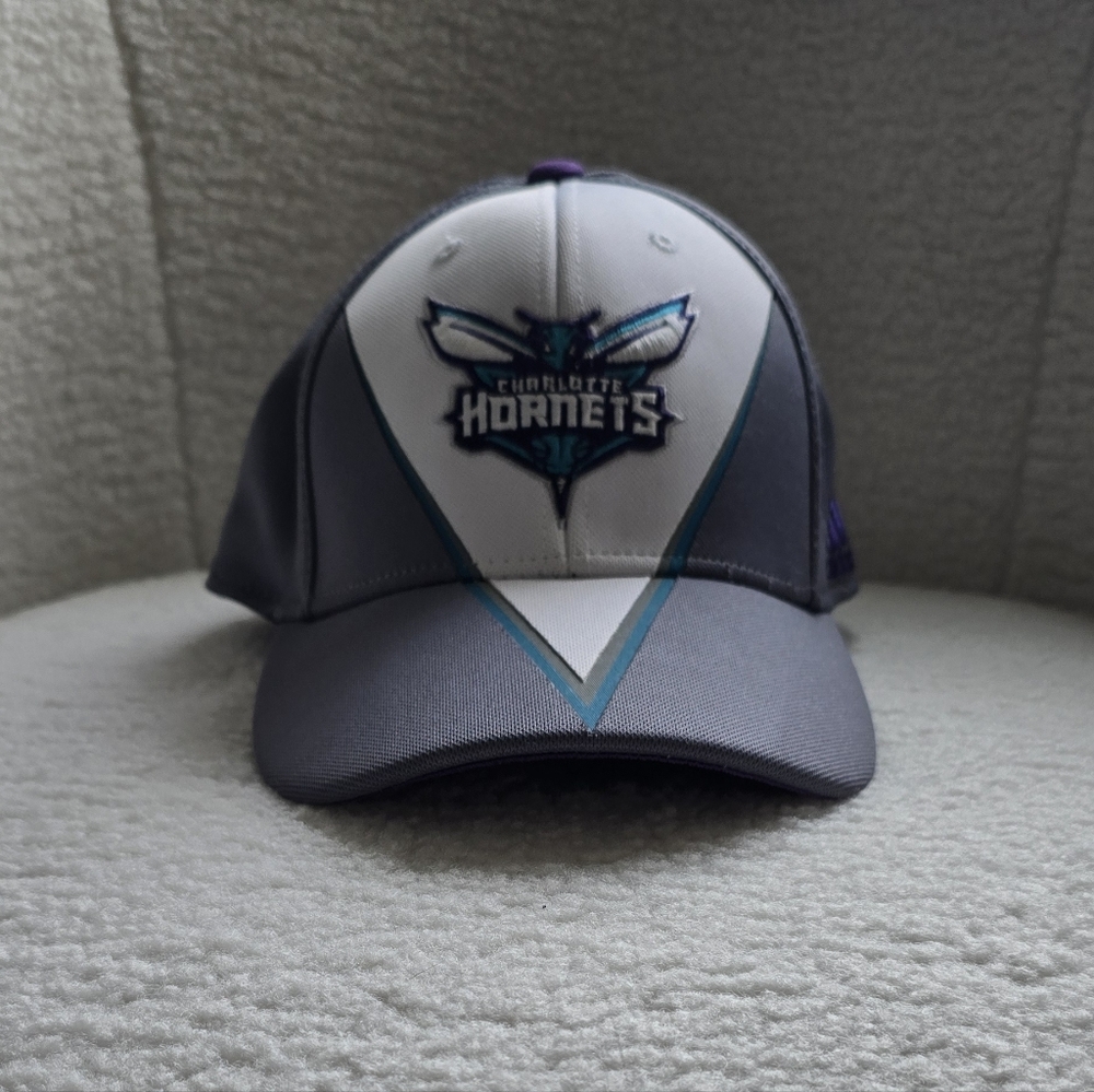 Charlotte Hornets NBA Fitted Gray and White Cap. Lg./ Xl. Fitmax 70